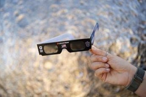 Eclissi, attenzione agli occhi: "Guardare il sole senza protezione può danneggiare le retina per sempre" Eclissi, attenzione agli occhi: "Guardare il sole senza protezione può danneggiare le retina per sempre"