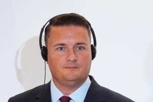 Cyberattacchi, ministro Difesa Gb: "Fate scorte per emergenza di acqua, cibo e contanti" Cyberattacchi, ministro Difesa Gb: "Fate scorte per emergenza di acqua, cibo e contanti"