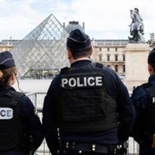 Furto al Louvre, ora i gioielli della Corona rischiano la distruzione: é corsa contro il tempo Furto al Louvre, ora i gioielli della Corona rischiano la distruzione: é corsa contro il tempo