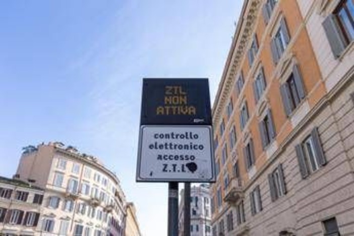 Roma, sì al ticket di accesso alla ztl per le auto elettriche: al via dal 1° luglio Roma, sì al ticket di accesso alla ztl per le auto elettriche: al via dal 1° luglio