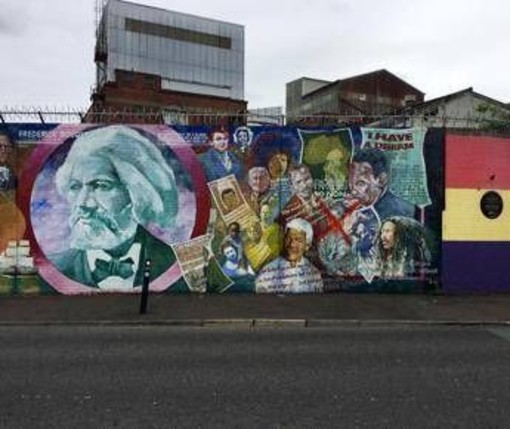 Proteste anti-migranti a Belfast, disordini e case bruciate nella notte