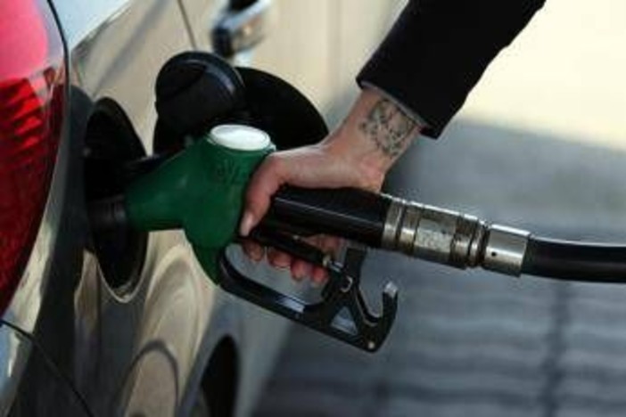 Prezzi carburanti: la benzina aumenta ancora, in calo il diesel Prezzi carburanti: la benzina aumenta ancora, in calo il diesel