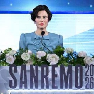 Sanremo, la quarta serata: oggi duetti, co-conduttori Nino Frassica e Bianca Balti - Diretta Sanremo, la quarta serata: oggi duetti, co-conduttori Nino Frassica e Bianca Balti - Diretta