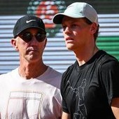 L'aneddoto di Cahill: "Sinner bara a burraco, fa sparire le carte" L'aneddoto di Cahill: "Sinner bara a burraco, fa sparire le carte"