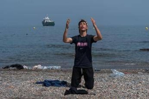 Ceuta, "meglio senzatetto in Spagna che tornare in Marocco": le testimonianze Ceuta, "meglio senzatetto in Spagna che tornare in Marocco": le testimonianze