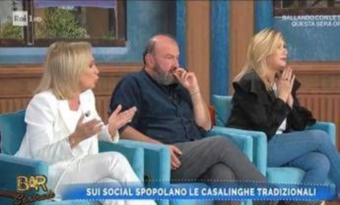 Bortone-Lambertucci, duello a Bar Centrale: "Ce l'hai con me?" Bortone-Lambertucci, duello a Bar Centrale: "Ce l'hai con me?"