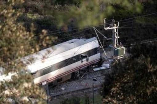 Incidente ferroviario Spagna, 41 morti: indagini su binari e vagone deragliato Incidente ferroviario Spagna, 41 morti: indagini su binari e vagone deragliato