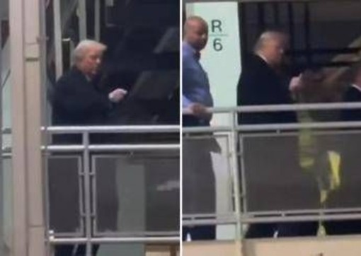 Trump fa il dito medio? Casa Bianca: "Risposta appropriata a contestatore" Trump fa il dito medio? Casa Bianca: "Risposta appropriata a contestatore"