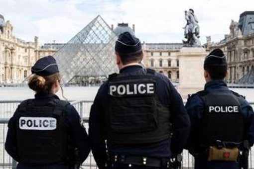 Furto al Louvre, ora i gioielli della Corona rischiano la distruzione: é corsa contro il tempo Furto al Louvre, ora i gioielli della Corona rischiano la distruzione: é corsa contro il tempo