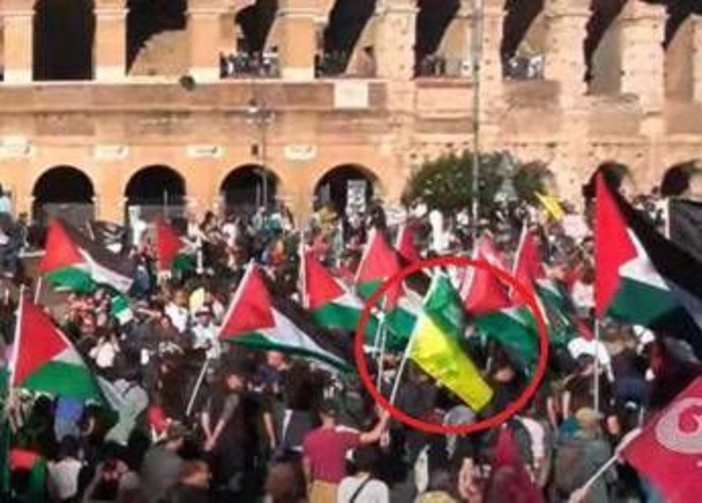Corteo pro Pal a Roma, spuntano le bandiere di Hamas e Hezbollah Corteo pro Pal a Roma, spuntano le bandiere di Hamas e Hezbollah