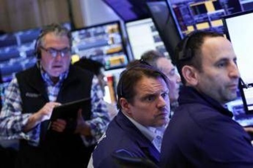 Borsa: a Piazza Affari corrono energetici, banche e Stellantis in rosso