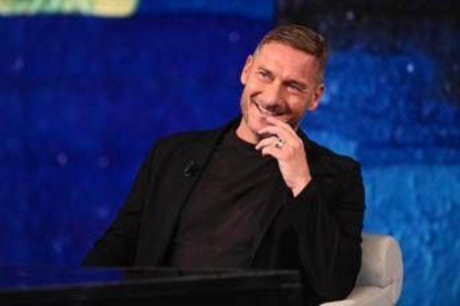 Roma, Totti 'sfotte' dopo i rigori sbagliati: "È uno scherzo? Non è mai successo" Roma, Totti 'sfotte' dopo i rigori sbagliati: "È uno scherzo? Non è mai successo"
