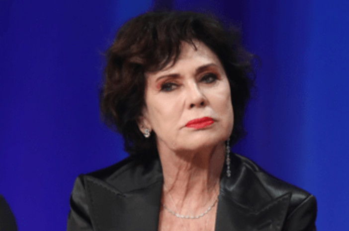 Corinne Clery e il tradimento del figlio: "Ho cercato di comprare il suo amore" Corinne Clery e il tradimento del figlio: "Ho cercato di comprare il suo amore"