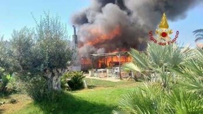 Incendio in uno stabilimento di Maccarese: in fiamme la 'Rambla Beach'