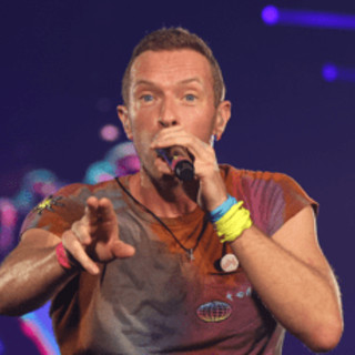Chris Martin a sorpresa in un pub di provincia improvvisa concerto: fan scatenati