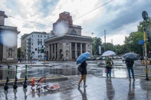 Meteo, caldo e temporali estremi: cosa fare (e cosa no) per evitare rischi Meteo, caldo e temporali estremi: cosa fare (e cosa no) per evitare rischi