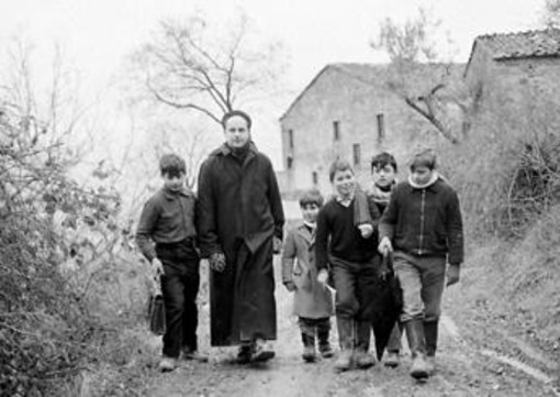 Don Milani, chiesta rimozione della targa dalla statua: "Quella frase anticomunista non è sua" Don Milani, chiesta rimozione della targa dalla statua: "Quella frase anticomunista non è sua"