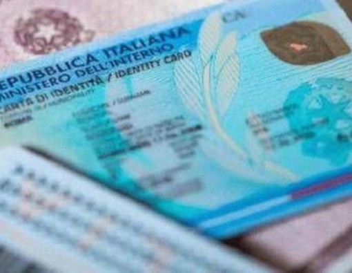 Carta d'identità 'a vita' per gli over 70, la norma è ufficiale: come funziona e chi ne ha diritto