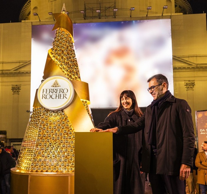 Ferrero Rocher illumina il Natale di Milano, piramide dorata a Piazza San Carlo Ferrero Rocher illumina il Natale di Milano, piramide dorata a Piazza San Carlo