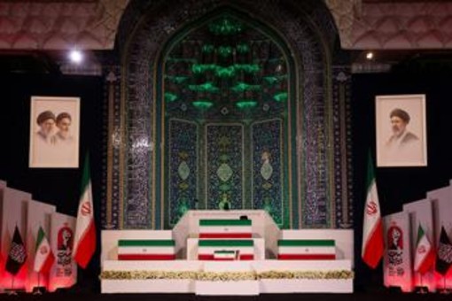Iran, la bara di Khamenei esposta nella Grande Moschea: funerali da domani Iran, la bara di Khamenei esposta nella Grande Moschea: funerali da domani