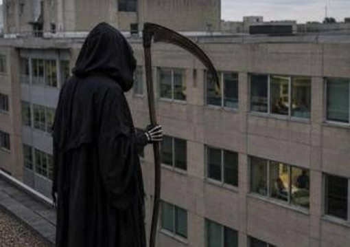 Vestito da morte sale sul tetto di un ospedale e fissa i pazienti: arrestato Vestito da morte sale sul tetto di un ospedale e fissa i pazienti: arrestato