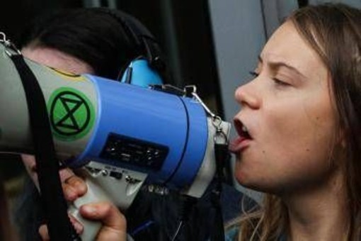 Greta Thunberg blocca raffineria in Norvegia: &quot;Il petrolio è morte&quot;