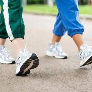 Camminare di pomeriggio è meglio per la glicemia, lo studio e l'orario ideale