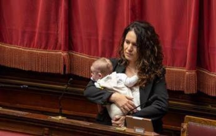 Legge elettorale, Barzotti in aula con il figlia piccola per seguire Conte Legge elettorale, Barzotti in aula con il figlia piccola per seguire Conte