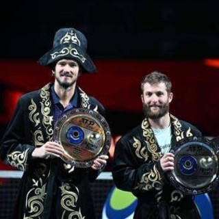 Medvedev, trionfo ad Almaty e primo successo dal 2023: lo 'strano' abito per la premiazione Medvedev, trionfo ad Almaty e primo successo dal 2023: lo 'strano' abito per la premiazione