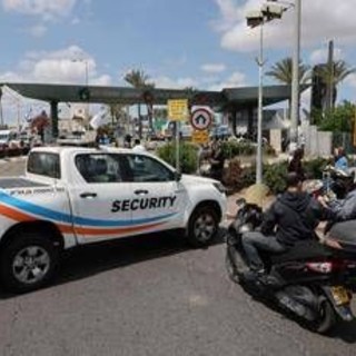 Israele intercetta missile Houthi su aeroporto di Tel Aviv, stop voli Ita-Lufthansa