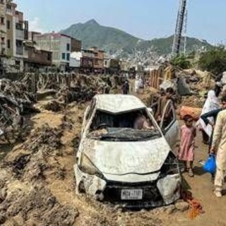 Piogge monsoniche in Pakistan, almeno 320 morti in 48 ore: 600 da inizio stagione