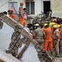 India, 6 morti in crollo edificio a Nuova Delhi: si continua a scavare tra le macerie
