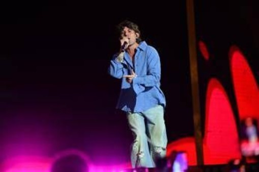 Gaffe al Power Hits Estate: &quot;Sta entrando Irama&quot;. Ma è Rkomi