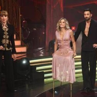 Ballando, tabloid accusa: "Pernice ha toccato Fialdini". La difesa di Carolyn Smith Ballando, tabloid accusa: "Pernice ha toccato Fialdini". La difesa di Carolyn Smith