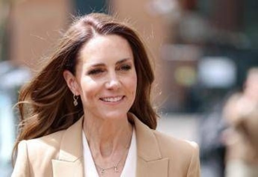 Principessa Kate Middleton a sorpresa nell'ospedale dove curò cancro, ringrazia medici e incontra pazienti