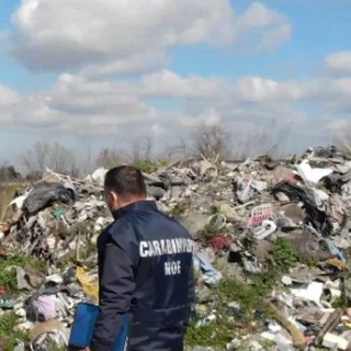 Rifiuti pericolosi, Carabinieri Noe sequestrano discarica abusiva di 1000 mq
