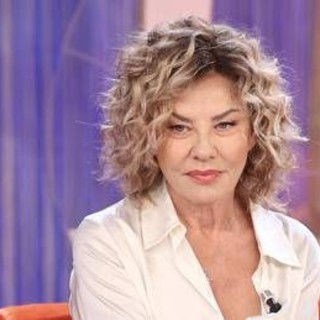 La volta buona, Eva Grimaldi: "Sono rimasta un anno senza seno per un chirurgo incompetente" La volta buona, Eva Grimaldi: "Sono rimasta un anno senza seno per un chirurgo incompetente"