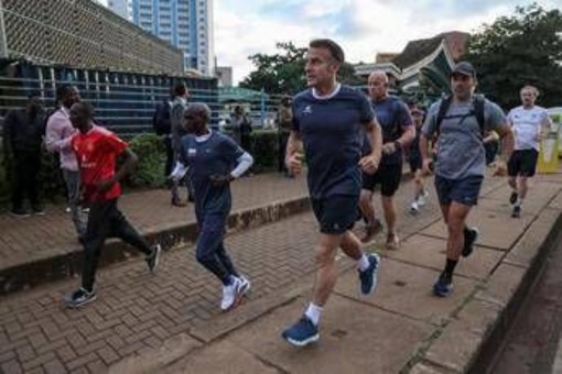 Sorpresa a Nairobi: Macron corre con Kipchoge, leggenda della maratona