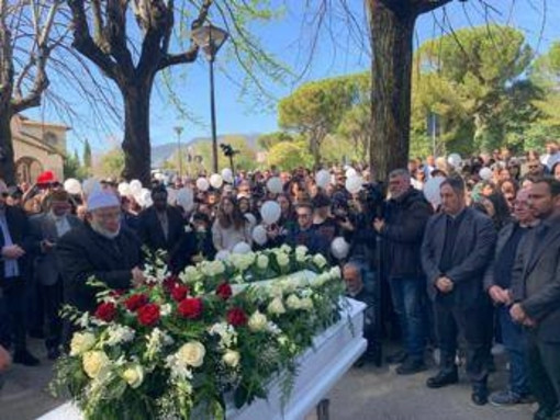 Ilaria Sula, a Terni l'ultimo saluto. Madre Samson indagata per concorso in occultamento di cadavere