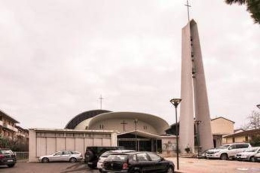 Bomba tra i fiori davanti alla chiesa: il ritrovamento choc durante la festa parrocchiale