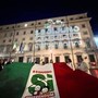 Referendum cittadinanza, blitz del comitato promotore: logo su facciata Palazzo Chigi - Foto
