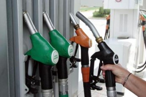 Caro carburanti, prezzi benzina e diesel continuano a salire Caro carburanti, prezzi benzina e diesel continuano a salire