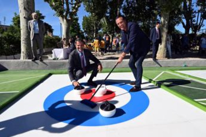 Curling senza ghiaccio al Colosseo: a Colle Oppio lo sport diventa spettacolo e inclusione Curling senza ghiaccio al Colosseo: a Colle Oppio lo sport diventa spettacolo e inclusione