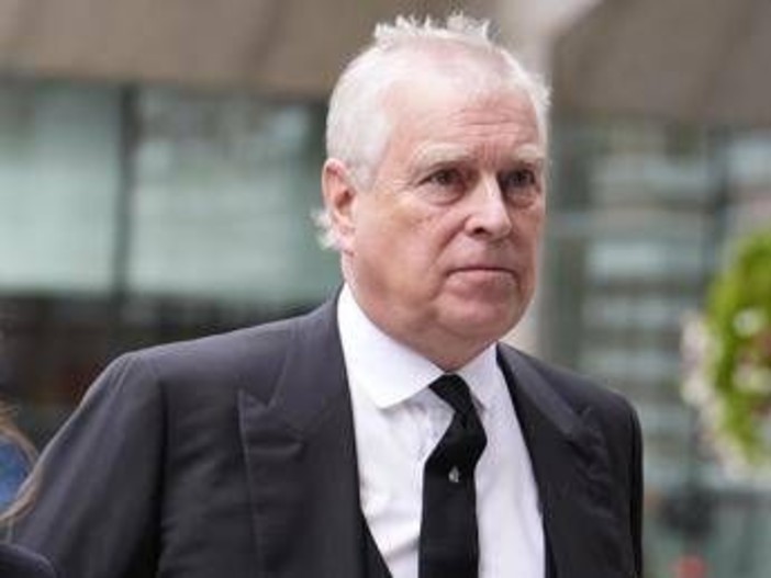 Caso Epstein, la polizia ammette: "Perquisizioni illegittime a casa dell'ex principe Andrea"