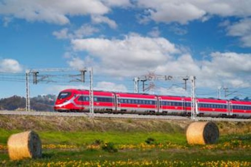 Treni, linea alta velocità fortemente rallentata tra Roma e Firenze per danni causati da incendio
