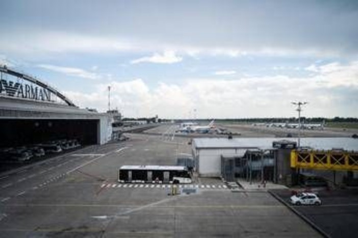 Milano, mezzo urta muso di un aereo a Linate: disagi già rientrati