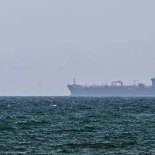 Iran, Pasdaran: "Petroliera con 2 milioni di barili greggio urta mina a Hormuz, nave in fiamme"