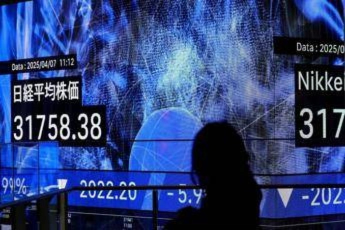 Dazi, crollano le Borse asiatiche. Trump: &quot;Per risolvere le cose a volte serve medicina&quot;