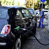 Prezzi carburanti, proseguono i rialzi: benzina in autostrada sopra 2 euro