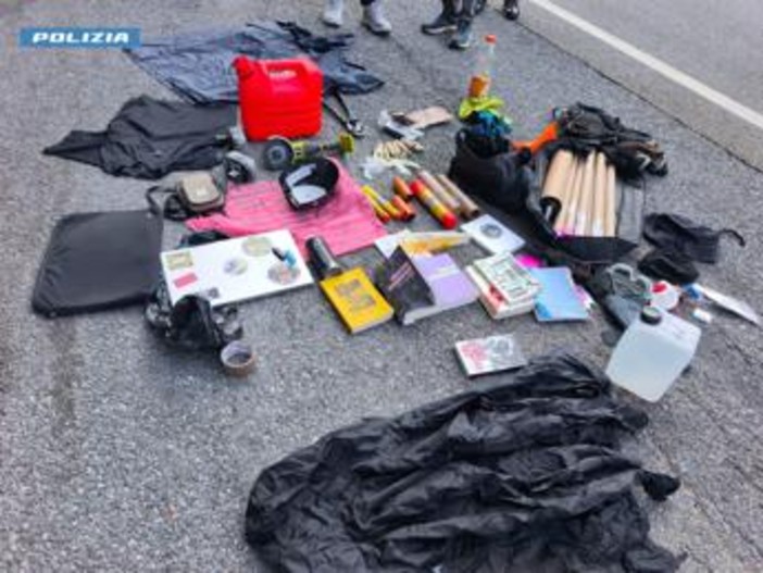 Andavano al Festival dell'Alta Felicità con fumogeni, petardi, caschi e benzina: tre francesi allontanati dall'Italia Andavano al Festival dell'Alta Felicità con fumogeni, petardi, caschi e benzina: tre francesi allontanati dall'Italia